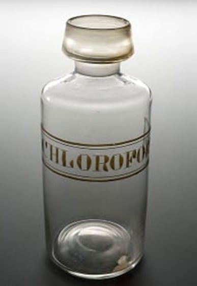CHOLOROFORM: Clear glass shop round for Chloroform, United Kingdom, 1850. Photo: Wikimedia Comons