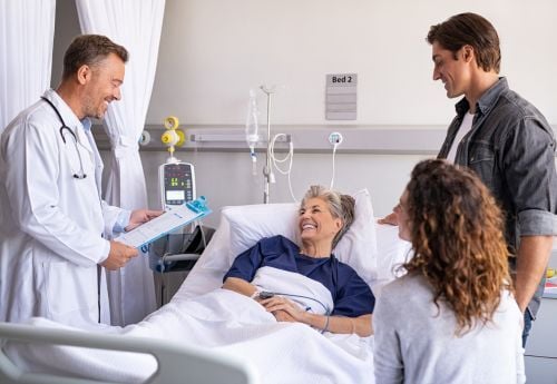 ER-emergency-room-doctor-with-patient