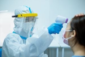 ID-doctor-taking-temperature