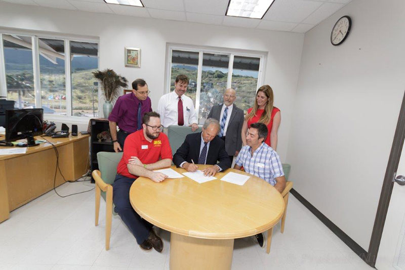 UMHS President Warren Ross (center) signing the articulation agreement with University of Missouri-St. Louis. Photo: UMHS