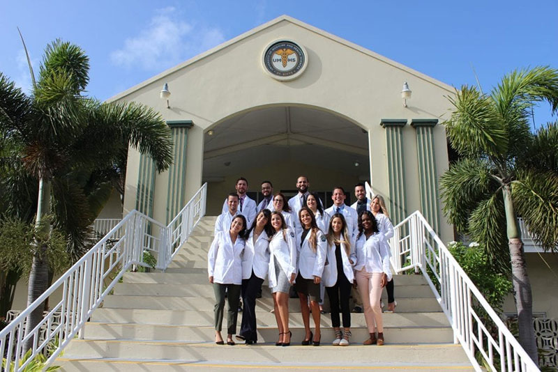 Med4you's officers in front of UMHS Administration Building. First row: Astrid Melendez, Paola Mora, Paola Vazquez, Estefanía Ramos, Pryia Simmons. Second row: Luis Adorno, Jainice Pla, Marian Cañon, Jose Alicea, Carol Román Third row: Christian Maldonado, Carlos Acosta, Luis Acosta, Juan Cruz. Photo: Courtesy of Med4you