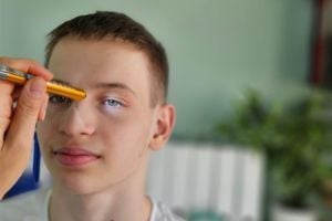 Neurologist-looking-at-pupil-reactions