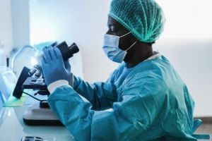Pathologist-with-mask-and-microscope
