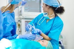 anesthesiologist-with-patient(1)