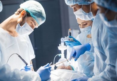 anesthesiology-specialist-with-surgeons