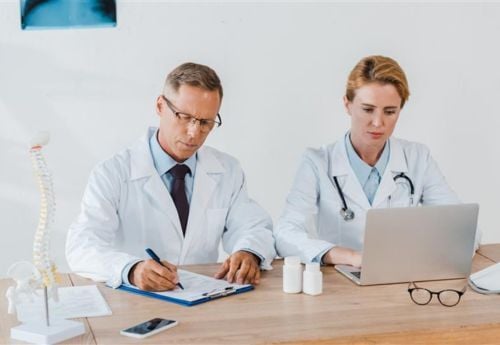 choosing-between-family-medicine-and-internal-med-doctors