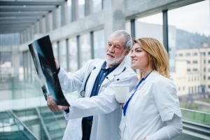 do-and-md-looking-at-xray