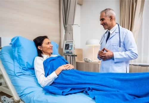 doctor-talking-with-a-patient-in-bed