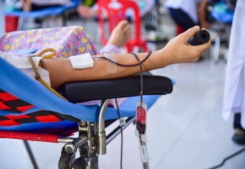 donor-giving-blood