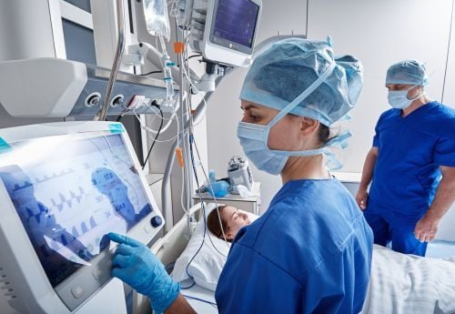 emergency-room-doctor-with-patient