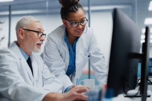 family-medicine-and-internal-medicine-doctors-working-together