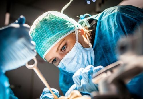 female-orthopedic-surgeon-performing-surgery