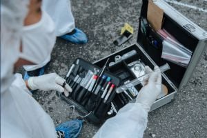forensic-pathologist-at-crime-scene