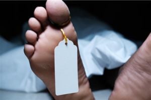 forensic-pathologist-examining-dead-body