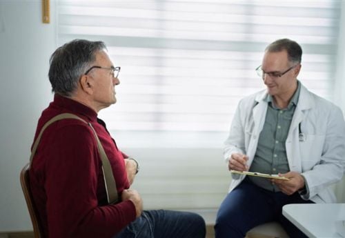 gastroenterologist-with-a-patient