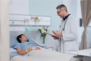 hospitalist-with-female-patient