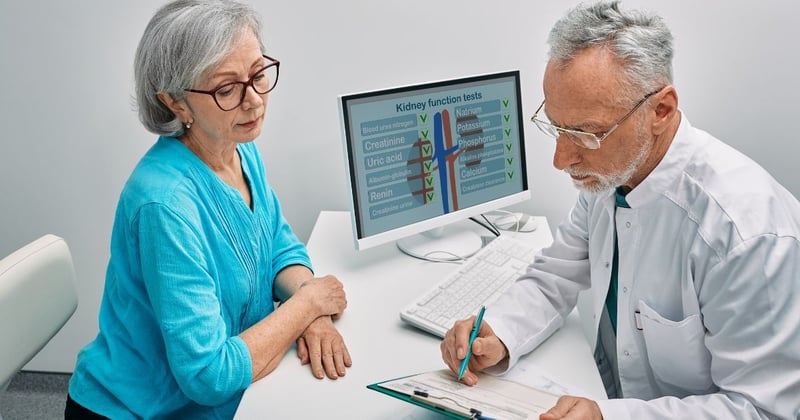 Female patient talking to male nephrologist