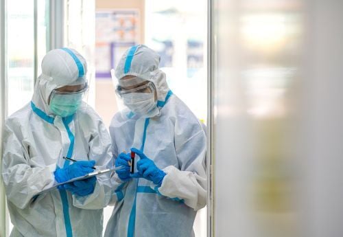 id-specialists-with-blood-sample