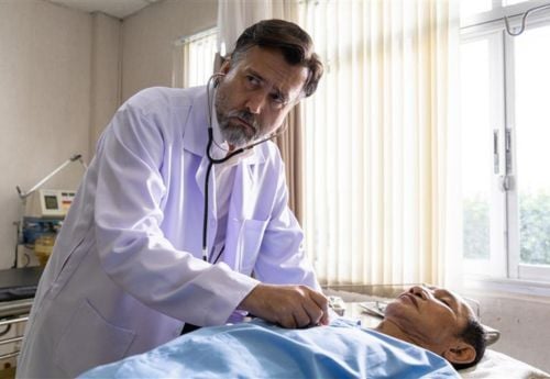 internal-medicine-doctor-with-stethoscope 
