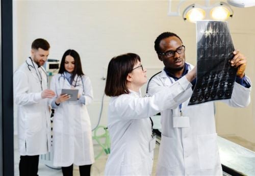 medical-residents-with-attending-physicians