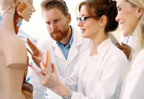 medical-students-with-instructor