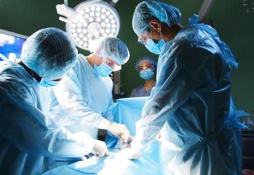 neurosurgeon-with-surgical-team