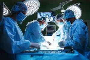 neurosurgeon-with-team
