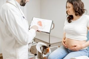 obgyn-with-pregnant-consultation