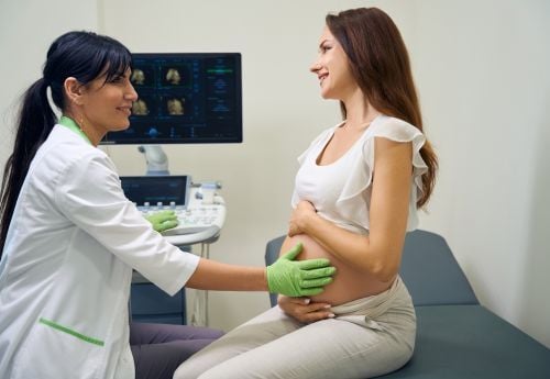 obgyn-with-woman-pregnant