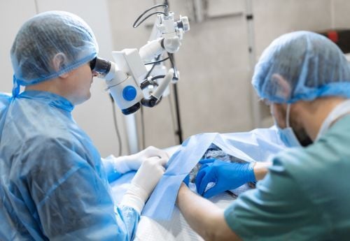 ophthalmologist-during-eye-surgery