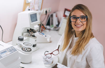 optician in an optical lab hired by a doctors of optometry or ophthalmology