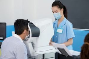 optometrist-and-ophthalmologist-autorefractor