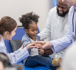 pediatric-patient-with-doctors