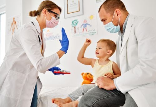 pediatrician-with-3-year-old-child
