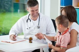 pediatrician-with-patient-and-mother