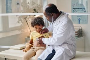 pediatrician-with-young-child