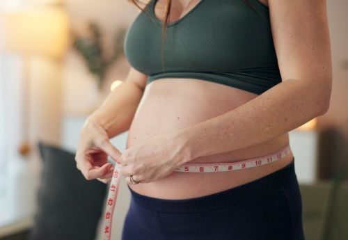 pregnant-woman-measuring-her-belly