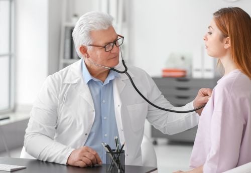 pulmonologist-examining-female-patient