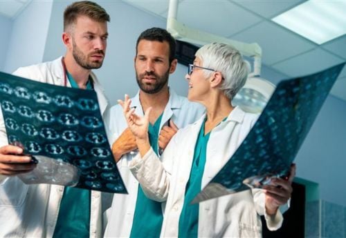 residents-with-attending-doctor