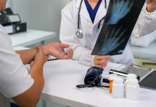 rheumatism-doctor-trying-to-help-wrist-pain