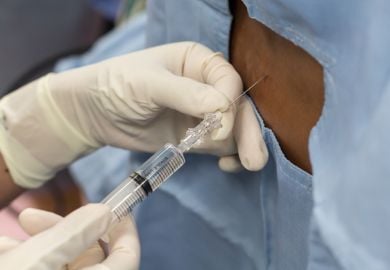 spinal-block-given-by-anesthesiologist