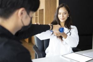 sports-medicine-physician-with-athlete