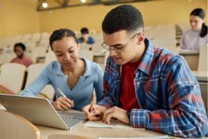 students-at-caribbean-medical-school-studying-together