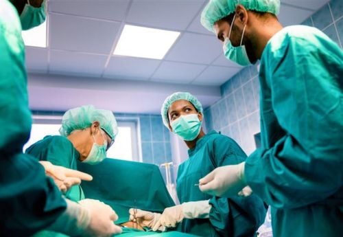 surgical-resident-with-licensed-physicians