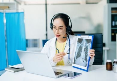 teleradiology-viewing-with-patient-and-radiologist