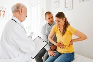 woman-with-pain-in-abdomen-at-nephrologist