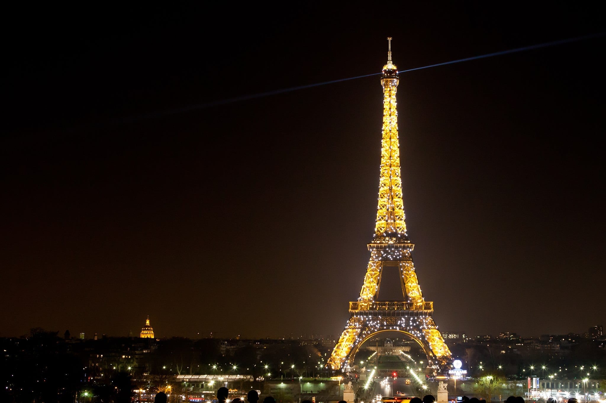 Eiffel_Tower_at_night_7027632263