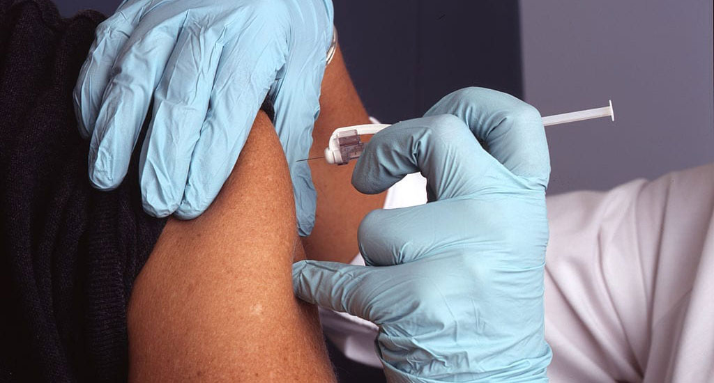 Nurse_administers_a_vaccine